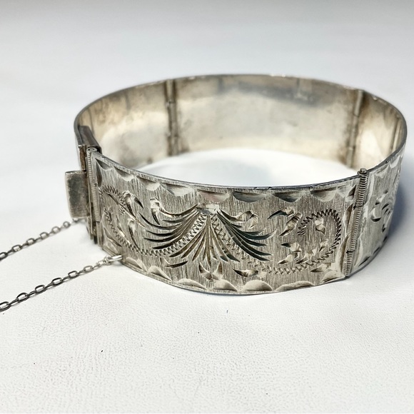 Vintage Mexican Sterling Silver Deeply Chased Hinged Panel Bracelet - Picture 2 of 8